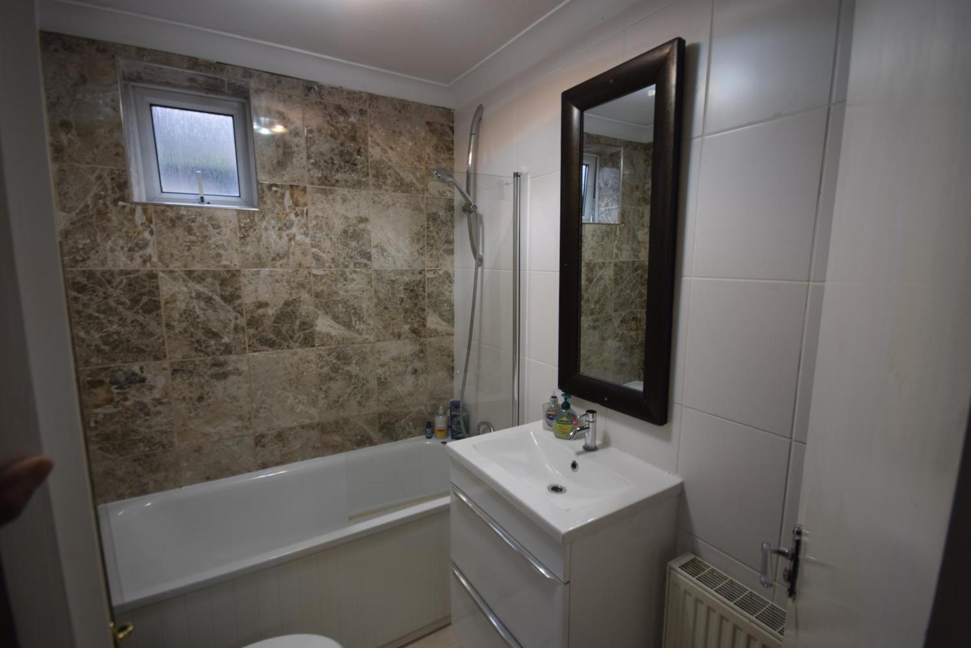 Two Bedroom Flat St Andrews Road London Exterior photo