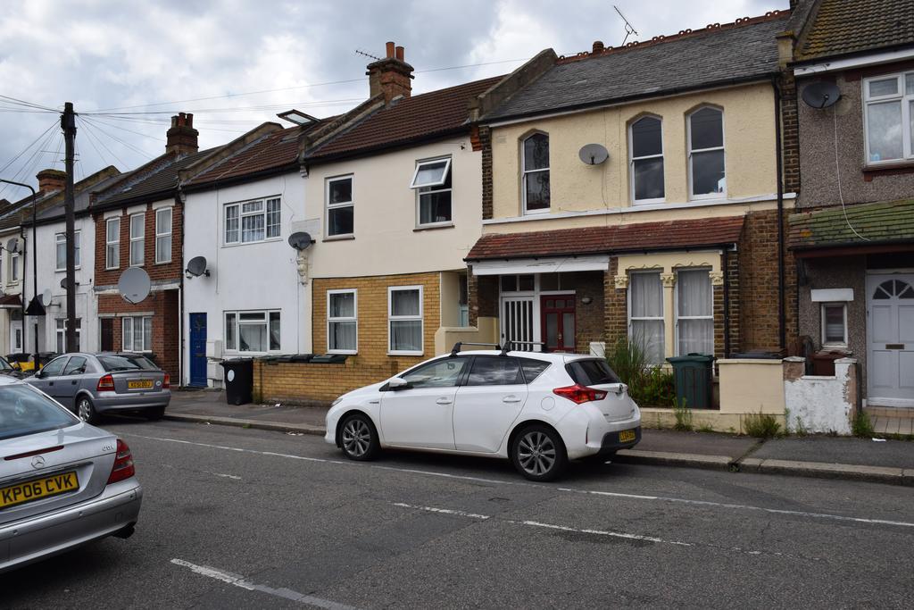 Two Bedroom Flat St Andrews Road London Exterior photo
