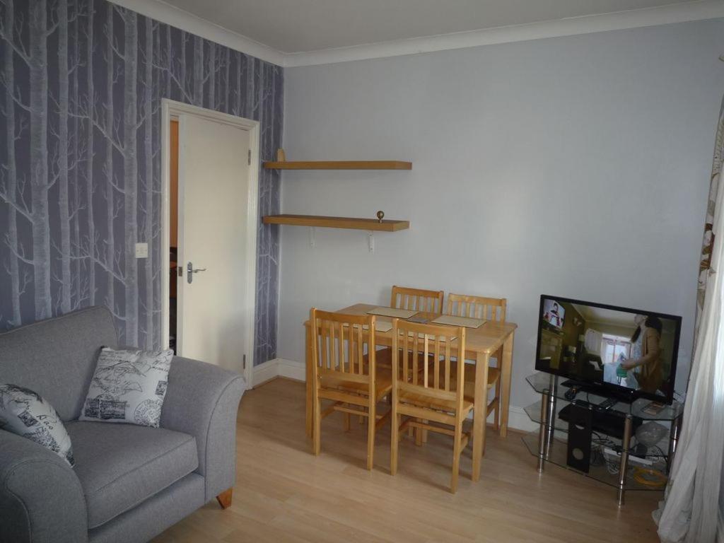 Two Bedroom Flat St Andrews Road London Exterior photo